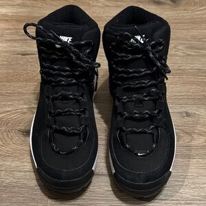 Nike Women’s City Classic Boot High-Top Sneakers Size 7.5